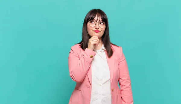 Young Business Woman Feeling Thoughtful Wondering Imagining Ideas Daydreaming Looking — Stock Photo, Image