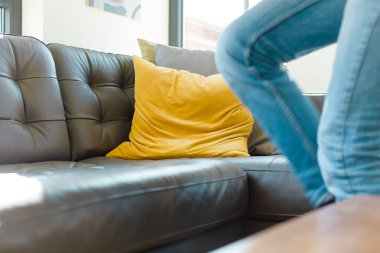 Genç sakallı adam kanepede dinleniyor.