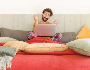 Genç sakallı adam sana borcunu ödemeni söyleyerek kapiş ya da para hareketi yapıyor.!