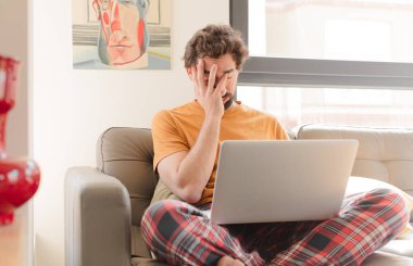 Genç sakallı bir adam yorgun, sıkıcı ve sıkıcı bir görevden sonra sıkılmış, hayal kırıklığına uğramış ve uykulu hissediyor. Elele tutuşup dizüstü bilgisayarla oturuyor.