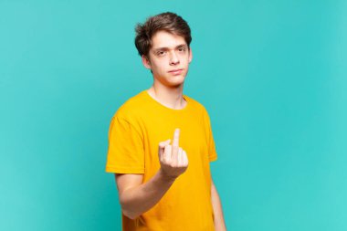 Genç çocuk kızgın, sinirli, asi ve agresif hissediyor, orta parmağını sallıyor, karşı koyuyor.