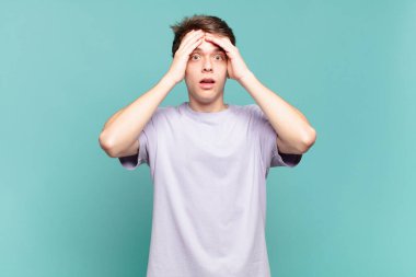 Dehşete kapılmış ve şok olmuş hisseden genç bir çocuk, el ele tutuşuyor ve bir hata yüzünden panikliyor.