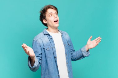 Genç bir çocuk opera yapıyor ya da konserde şarkı söylüyor. Romantik, sanatsal ve tutkulu hissediyor.