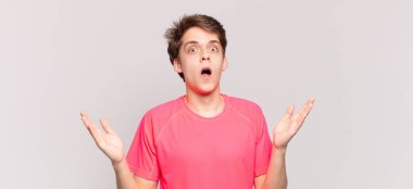 Delikanlı şok olmuş ve hayrete düşmüş görünüyor. İnanılmaz bir şey fark ettiğinde, ağzı açık kalmış.