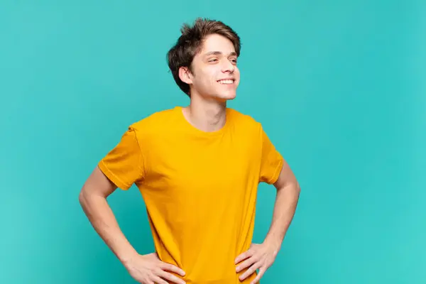 Menino Olhando Feliz Alegre Confiante Sorrindo Orgulhosamente Olhando Para Lado — Fotografia de Stock