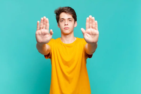 Niño Que Parece Serio Infeliz Enojado Disgustado Prohibiendo Entrada Diciendo — Foto de Stock