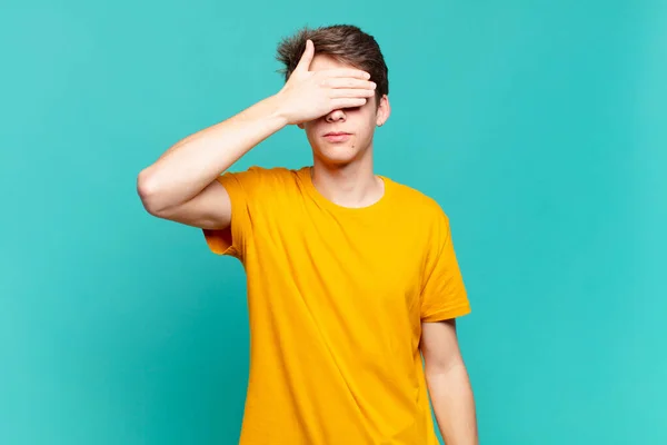 Niño Cubriendo Los Ojos Con Una Mano Sintiéndose Asustado Ansioso — Foto de Stock