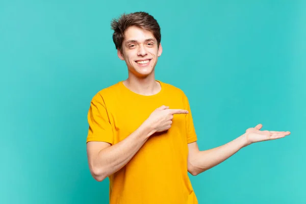 Menino Sorrindo Sentindo Feliz Despreocupado Satisfeito Apontando Para Conceito Ideia — Fotografia de Stock