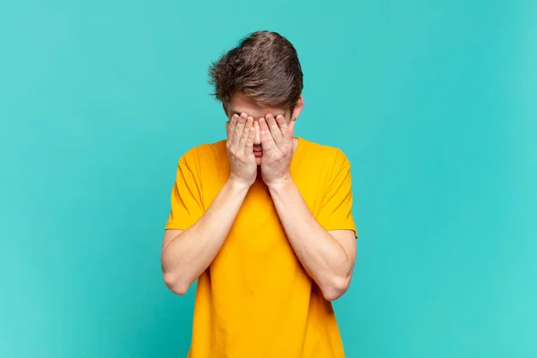 Junge Fühlt Sich Traurig Frustriert Nervös Und Deprimiert Bedeckt Gesicht — Stockfoto