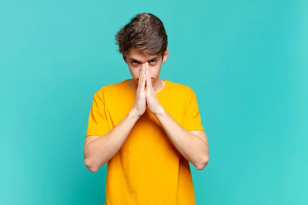 Joven Sintiéndose Preocupado Esperanzado Religioso Orando Fielmente Con Las Palmas —  Fotos de Stock