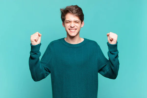 Joven Que Extremadamente Feliz Sorprendido Celebrando Éxito Gritando Saltando — Foto de Stock