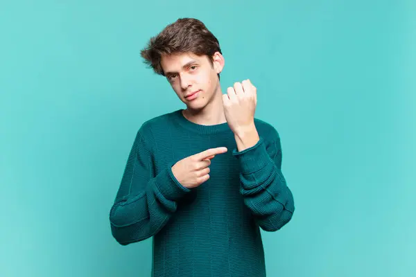 Giovane Ragazzo Impaziente Arrabbiato Indicando Orologio Chiedendo Puntualità Vuole Essere — Foto Stock