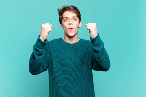 Joven Celebrando Éxito Increíble Como Ganador Mirando Emocionado Feliz Diciendo — Foto de Stock