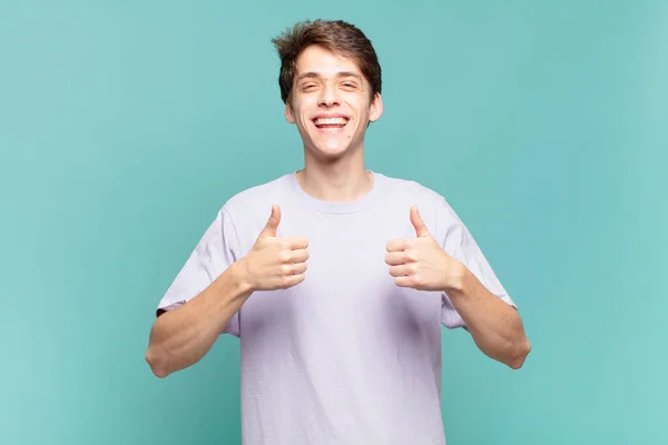 Menino Sorrindo Amplamente Olhando Feliz Positivo Confiante Bem Sucedido Com — Fotografia de Stock