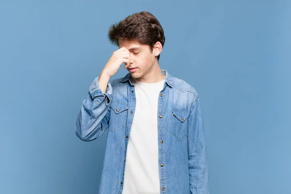 Joven Sintiéndose Estresado Infeliz Frustrado Tocando Frente Sufriendo Migraña Dolor — Foto de Stock