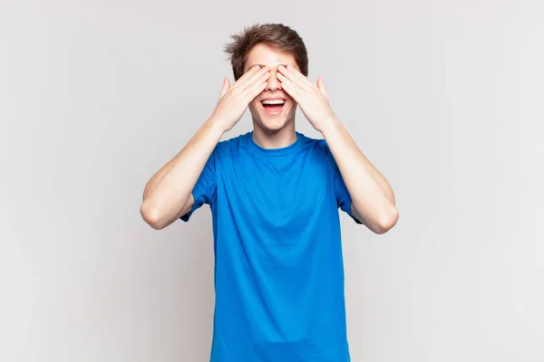 Giovane Ragazzo Sorridente Felice Coprendo Gli Occhi Con Entrambe Mani — Foto Stock