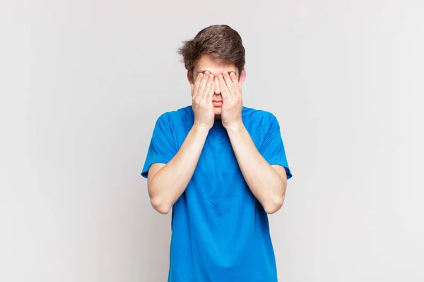 Giovane Ragazzo Che Sente Triste Frustrato Nervoso Depresso Coprendo Viso — Foto Stock