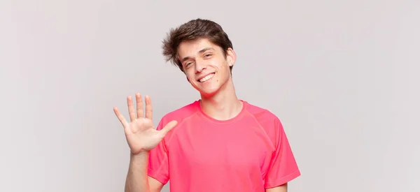 Menino Sorrindo Olhando Amigável Mostrando Número Cinco Quinto Com Mão — Fotografia de Stock