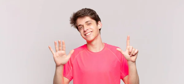 Menino Sorrindo Olhando Amigável Mostrando Número Sete Sétimo Com Mão — Fotografia de Stock