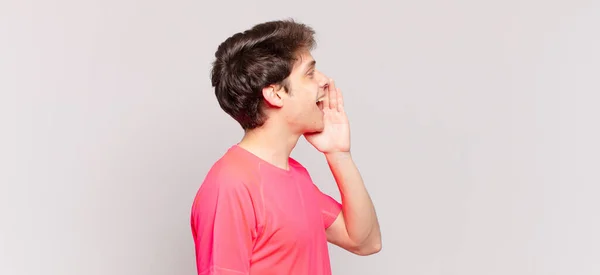 Visão Perfil Jovem Menino Olhando Feliz Animado Gritando Chamando Para — Fotografia de Stock