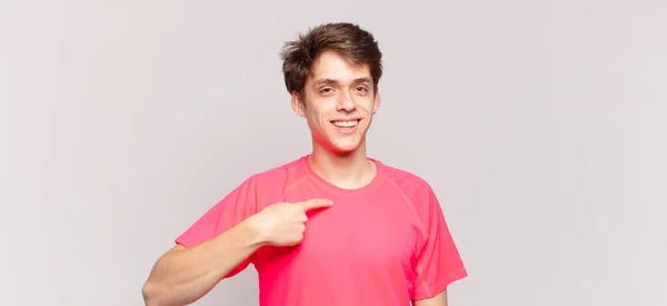 Joven Que Feliz Orgulloso Sorprendido Señalando Alegremente Mismo Sintiéndose Seguro — Foto de Stock