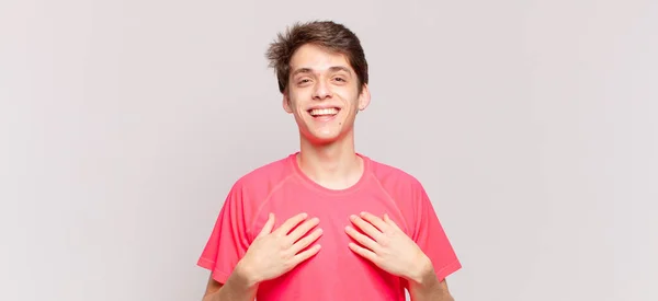 Jovem Menino Olhando Feliz Surpreso Orgulhoso Animado Apontando Para Mesmo — Fotografia de Stock