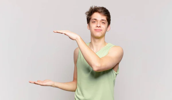 Jonge Jongen Met Een Voorwerp Met Beide Handen Aan Zijkant — Stockfoto