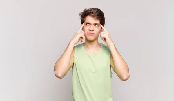 Giovane Ragazzo Che Guarda Concentrato Pensare Fondo Idea Immaginando Una — Foto Stock