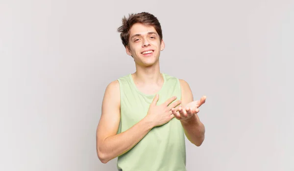 Menino Sentindo Feliz Apaixonado Sorrindo Com Uma Mão Lado Coração — Fotografia de Stock