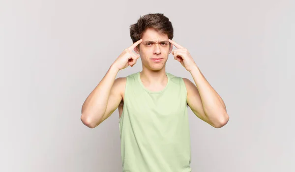 Menino Com Olhar Sério Concentrado Brainstorming Pensar Sobre Problema Desafiador — Fotografia de Stock