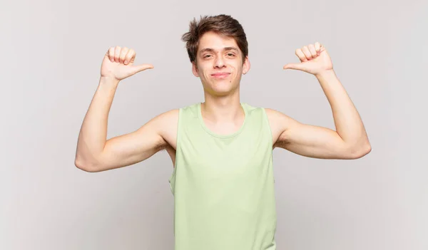 Jonge Jongen Die Zich Trots Arrogant Zelfverzekerd Voelt Tevreden Succesvol — Stockfoto