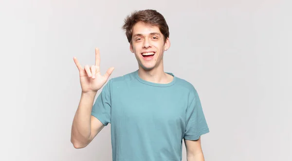 Jovem Menino Sentindo Feliz Divertido Confiante Positivo Rebelde Fazendo Rock — Fotografia de Stock