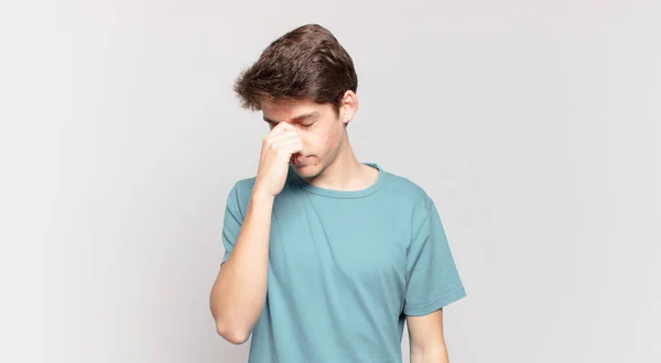 Menino Sentindo Estressado Infeliz Frustrado Tocando Testa Sofrendo Enxaqueca Dor — Fotografia de Stock