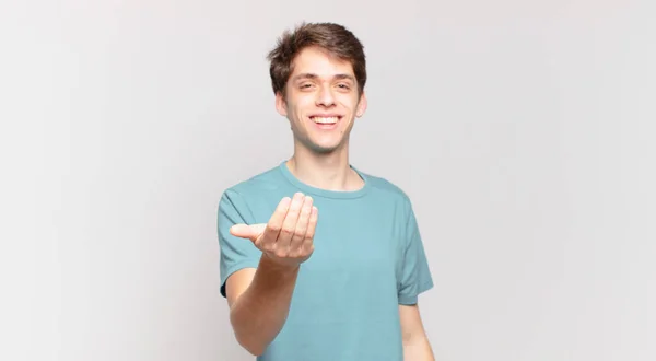 Jovem Menino Sentindo Feliz Bem Sucedido Confiante Enfrentando Desafio Dizendo — Fotografia de Stock