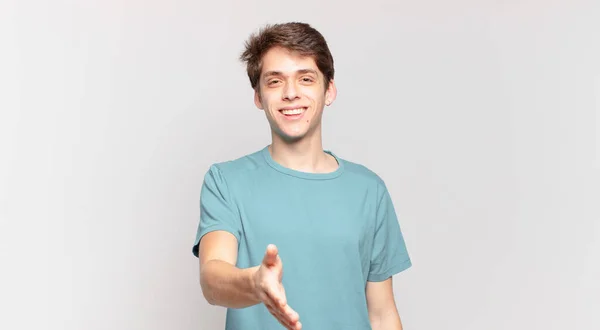 Menino Sorrindo Olhando Feliz Confiante Amigável Oferecendo Aperto Mão Para — Fotografia de Stock