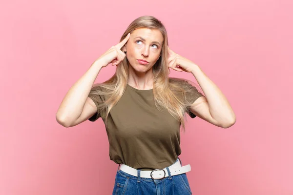 Jovem Loira Bonita Mulher Sentindo Confuso Duvidoso Concentrando Uma Ideia — Fotografia de Stock