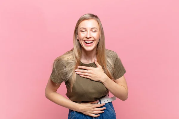 Młoda Blondynka Ładna Kobieta Śmieje Się Głośno Jakiegoś Zabawnego Dowcipu — Zdjęcie stockowe