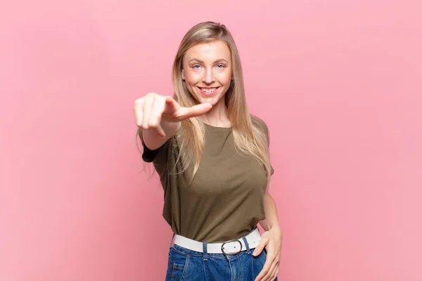 Giovane Bionda Bella Donna Che Punta Alla Macchina Fotografica Con — Foto Stock