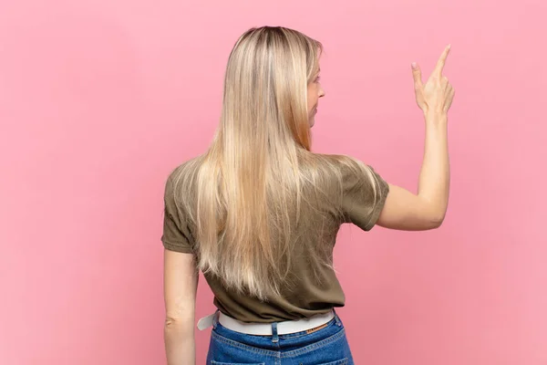 Jovem Loira Bonita Mulher Apontando Para Objeto Espaço Cópia Visão — Fotografia de Stock