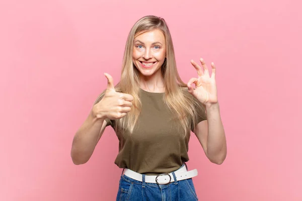 Jong Blond Mooi Vrouw Gevoel Gelukkig Verbaasd Tevreden Verrast Tonen — Stockfoto