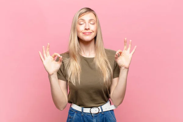 Jong Blond Mooi Vrouw Zoek Geconcentreerd Mediteren Gevoel Tevreden Ontspannen — Stockfoto