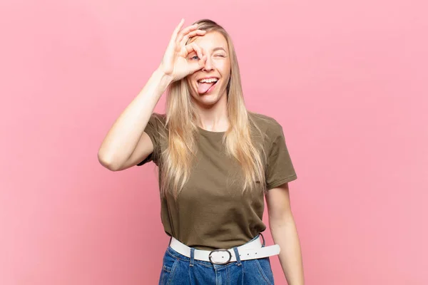 Joven Rubia Bonita Mujer Sonriendo Felizmente Con Cara Divertida Bromeando — Foto de Stock