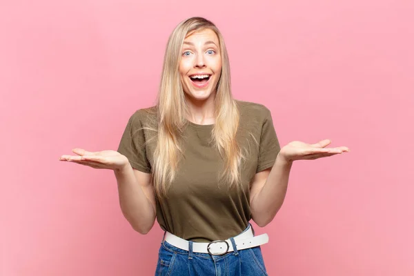 Joven Rubia Bonita Mujer Sintiéndose Feliz Emocionado Sorprendido Sorprendido Sonriendo — Foto de Stock