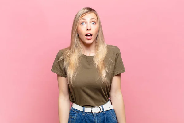 Jong Blond Mooi Vrouw Kijken Zeer Geschokt Verrast Staren Met — Stockfoto
