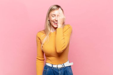 Genç sarışın güzel kadın gülüyor ve alnına şaplak atıyor. Unuttum ya da aptalca bir hataydı. 