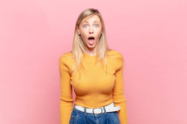 Genç sarışın güzel kadın korkmuş ve şok olmuş hissediyor, ağzı açık şaşkınlık içinde.