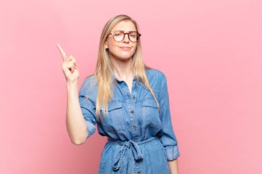 Harika bir fikir olduğunu fark ettikten sonra kendini dahi gibi hisseden genç, sarışın güzel bir kadın 