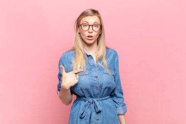 Genç sarışın güzel kadın şaşkın, şaşkın ve güvensiz hissediyor, kendini merak ettiğini gösteriyor ve kim olduğunu soruyor, ben mi??