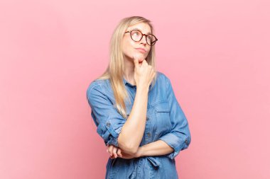 Genç sarışın güzel kadın düşünceli, meraklı ya da hayal kuran, hayal kuran ve mekanı kopyalamak isteyen.