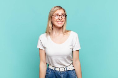 Genç sarışın güzel kadın endişeli, stresli, endişeli ve korkmuş, panikleyen ve dişlerini sıkan